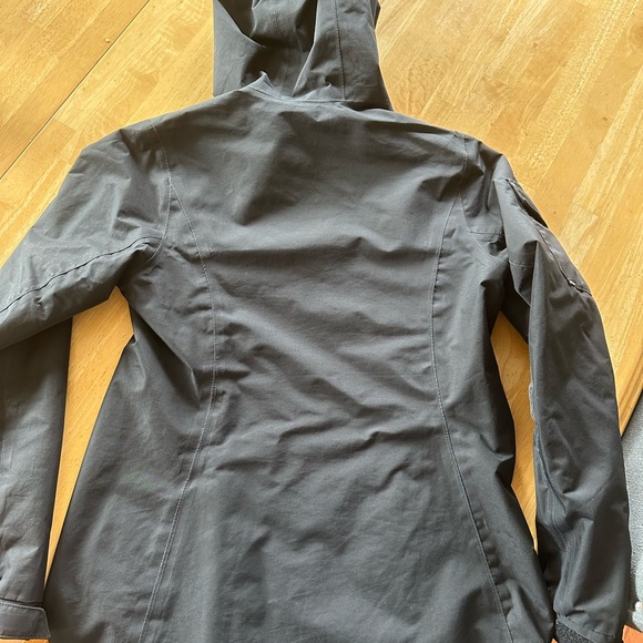 Black Helly Hansen rain jacket - Picture 2 of 4